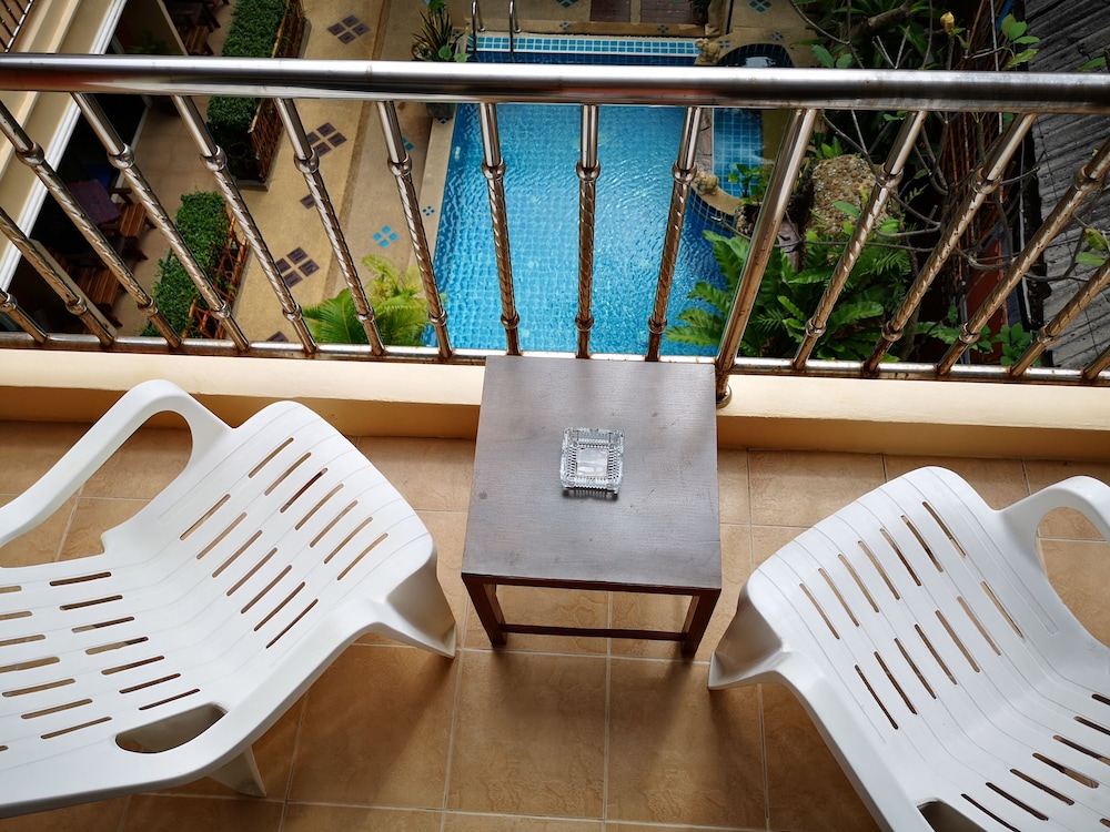 SEVEN SEAS HOTEL 37/64