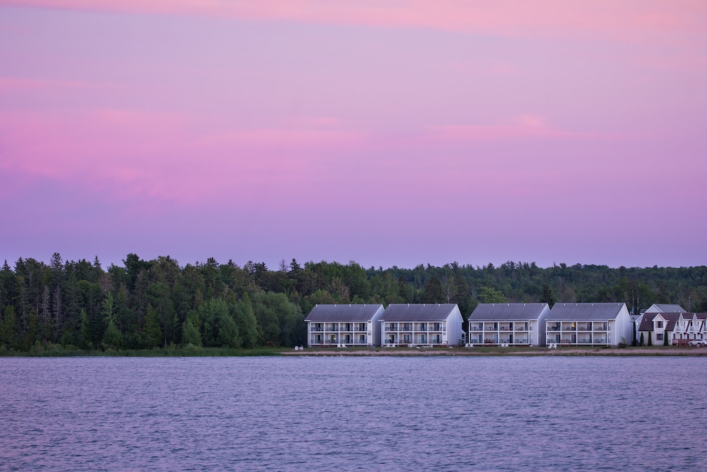 Clearwater Lakeshore Motel 35/44