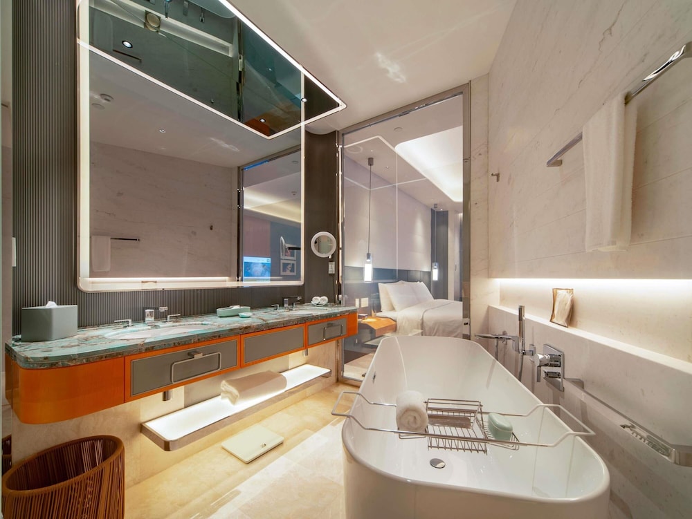 CLUB, LUXURY, TWIN BEDS, CITY VIEW