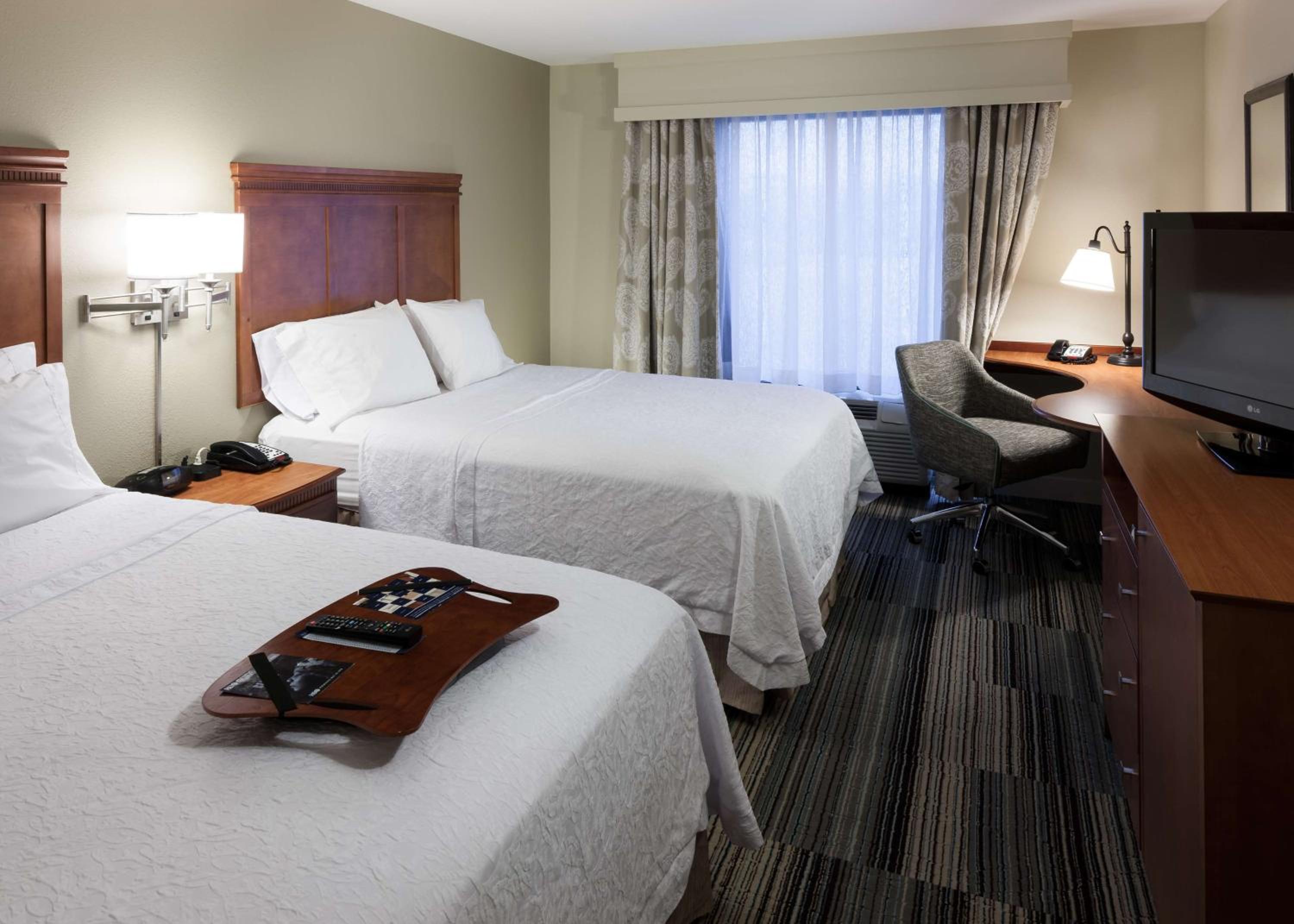 غرفة بسريرين كوين بحوض استحمام لذوي الإعاقة