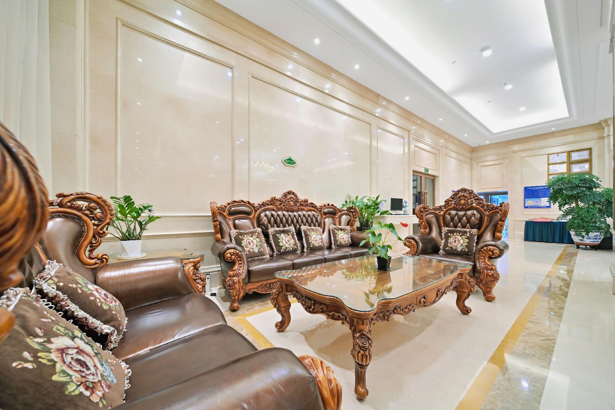 Vienna International Hotel (South Gate of Shenzhen International Convention and Exhibition Center) 23/39
