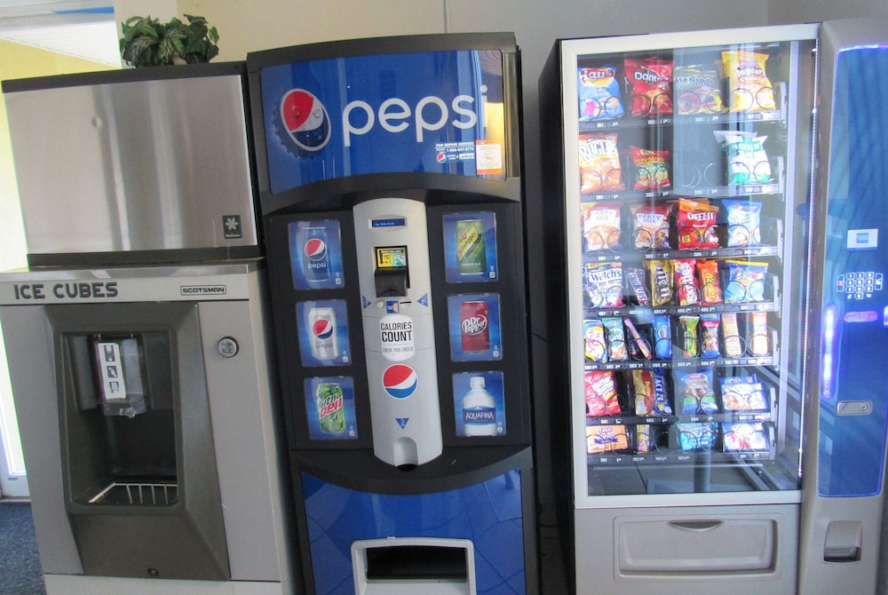 Super 8 by Wyndham New Cumberland 35/64