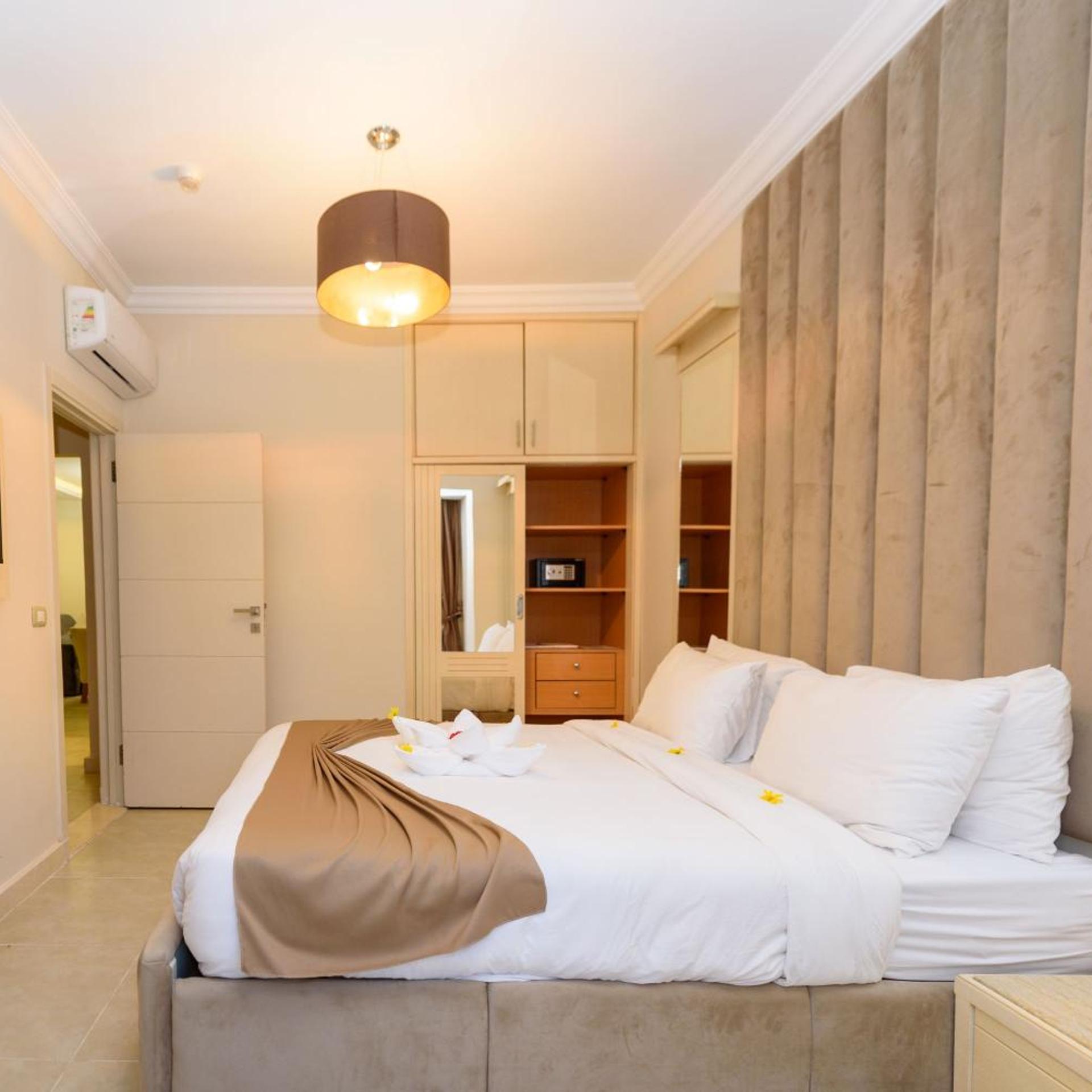 2 Bedrooms, Aqua, Pool, Suite