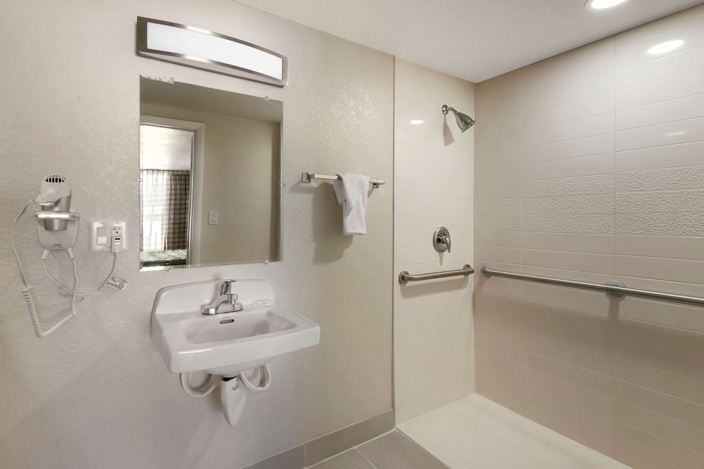 Quality Inn Saint Petersburg North - Tampa Bay 13/33