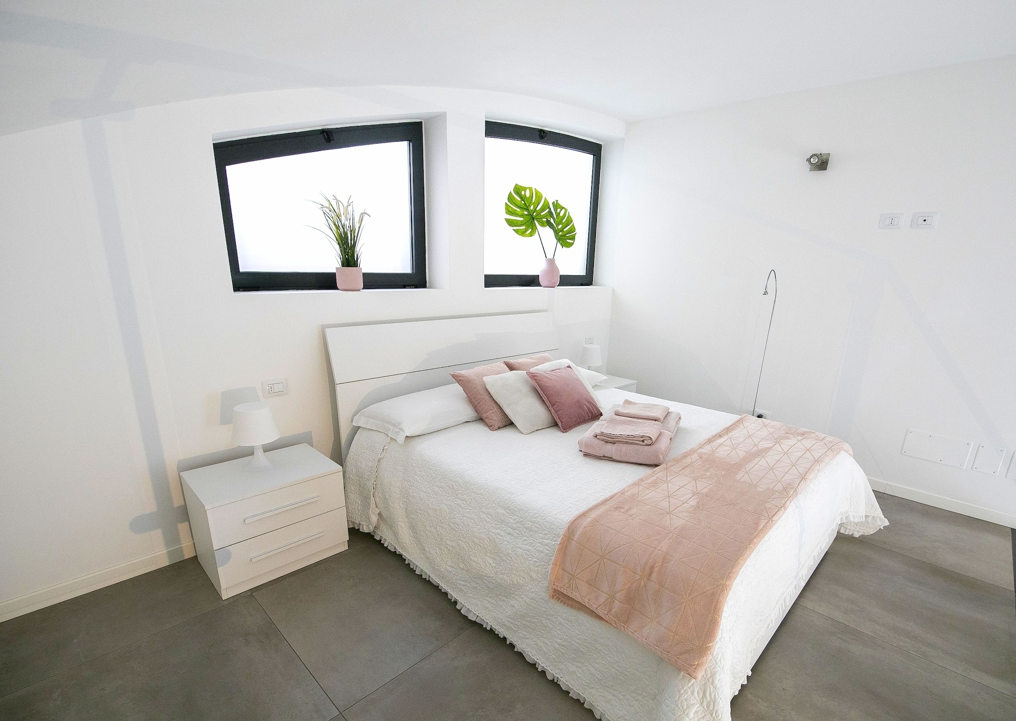Design, Loft, Queen Bed, Sofa, Design Central Apartment 2/6