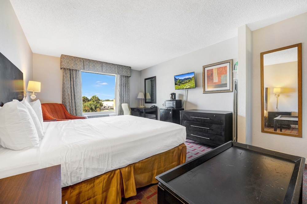 Super 8 by Wyndham Orlando Near Florida Mall 20/54