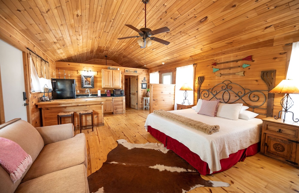 Panoramic, Cabin, King Bed, Hill View, Hot Tub، City on a Hill at Spring Creek 2/10