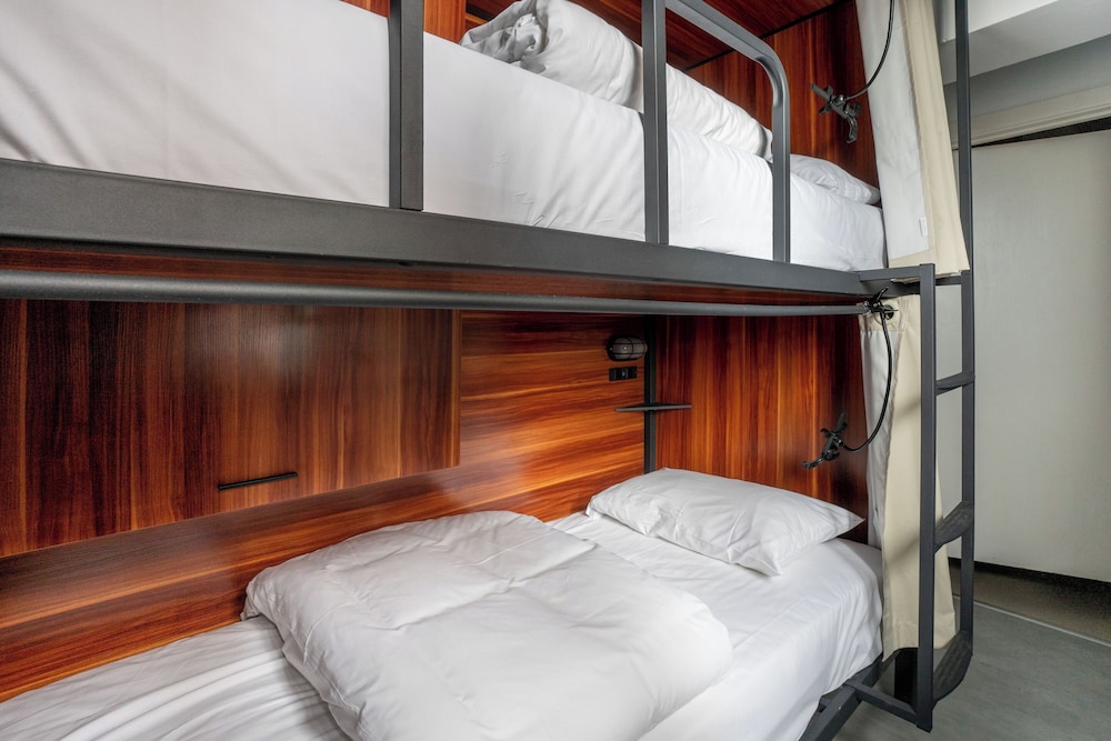 MIXED DORM, 6 BEDS