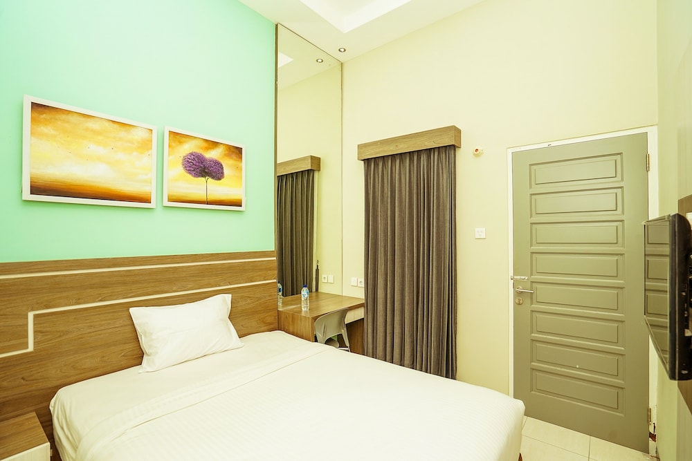 ROOM, SINGLE