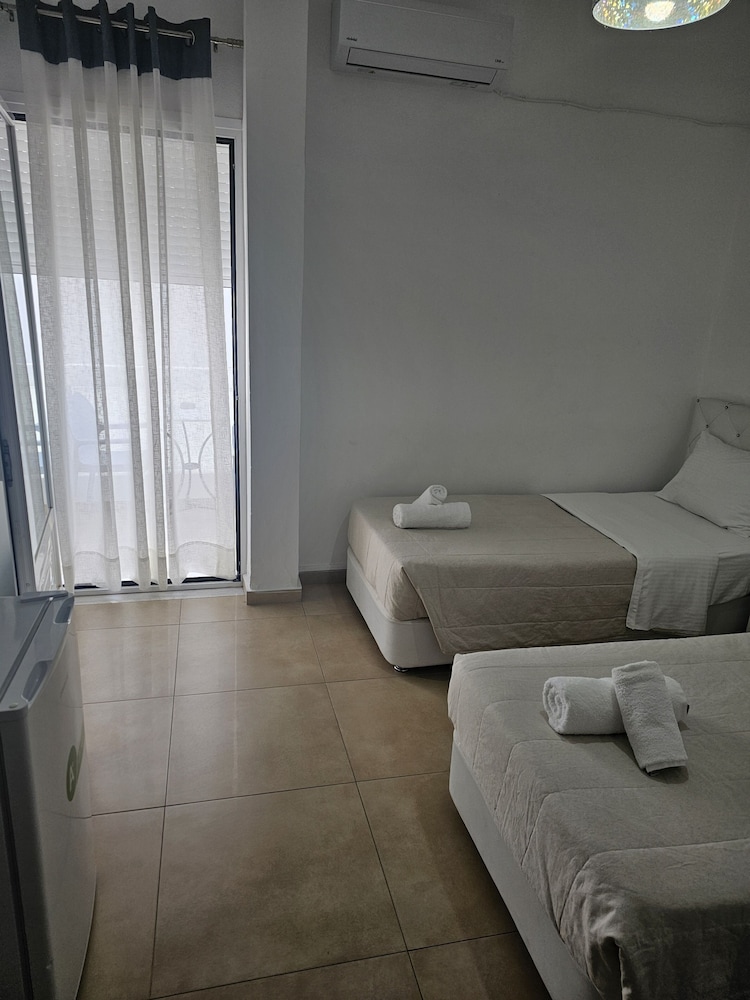 Leta Santorini 22/50