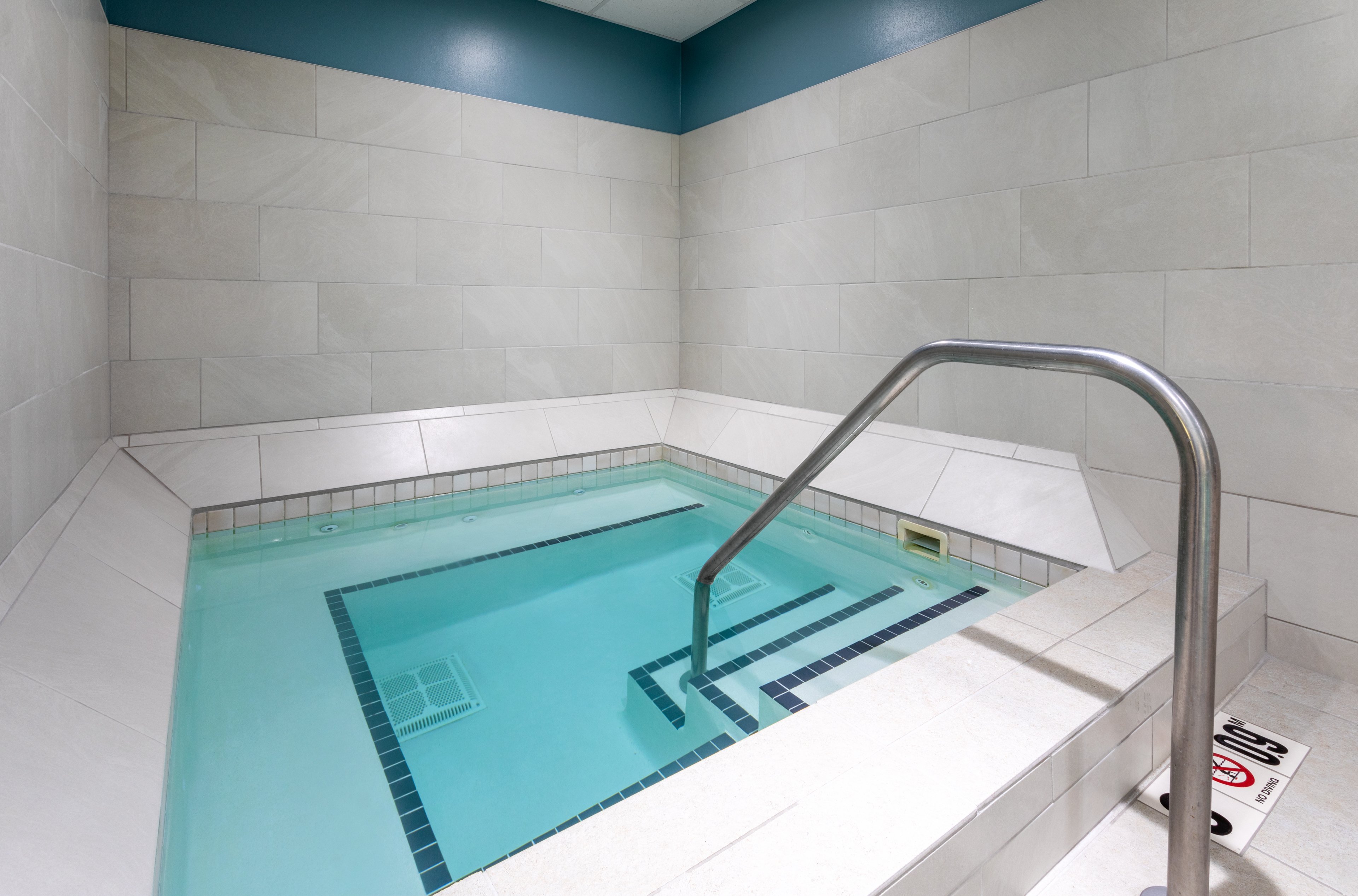 Holiday Inn Express Suites Minneapolis Downtown 30/57