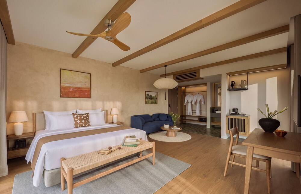 Junior, King Bed, Valley View, Balcony