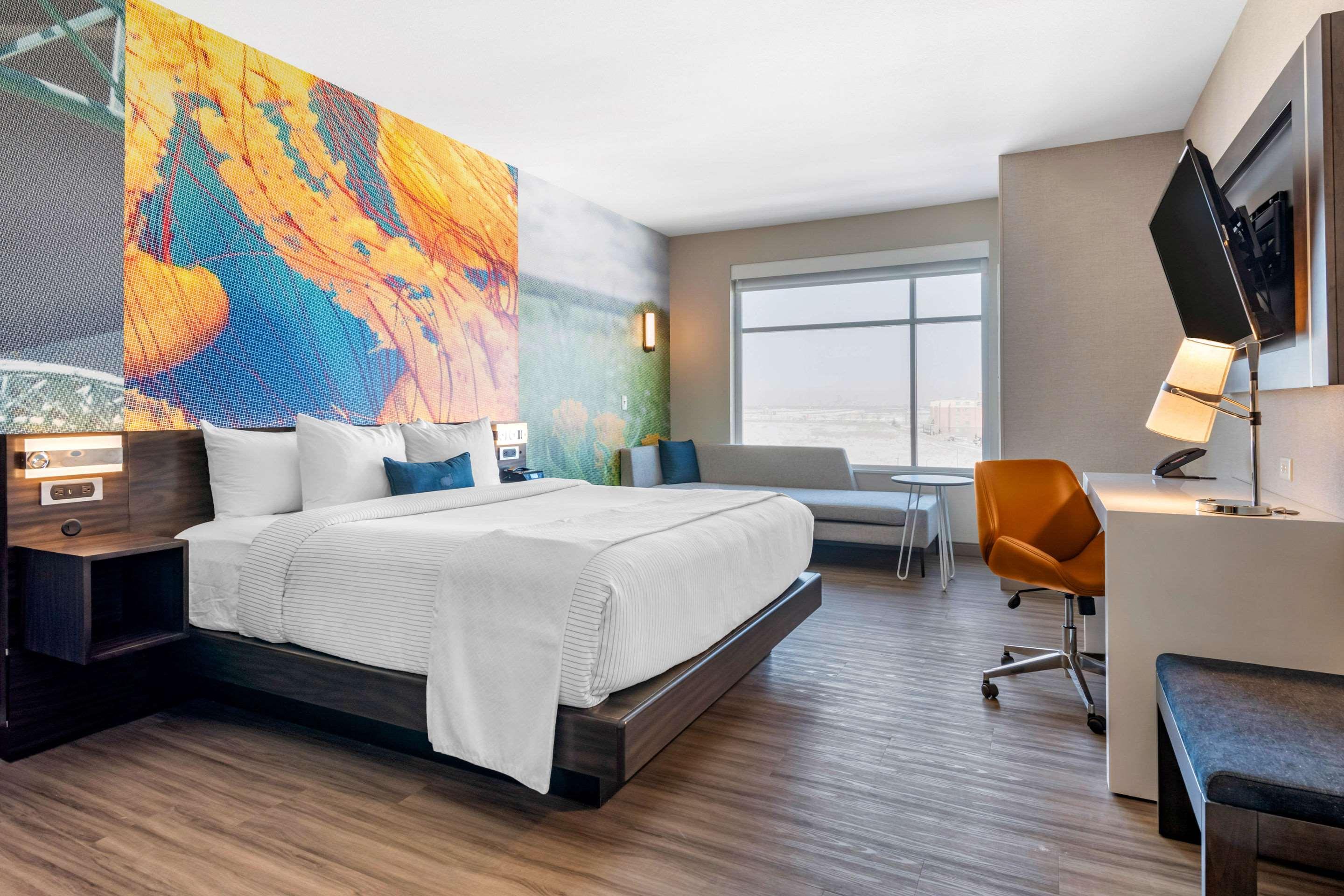 ROOM, KING BED, ACCESSIBLE