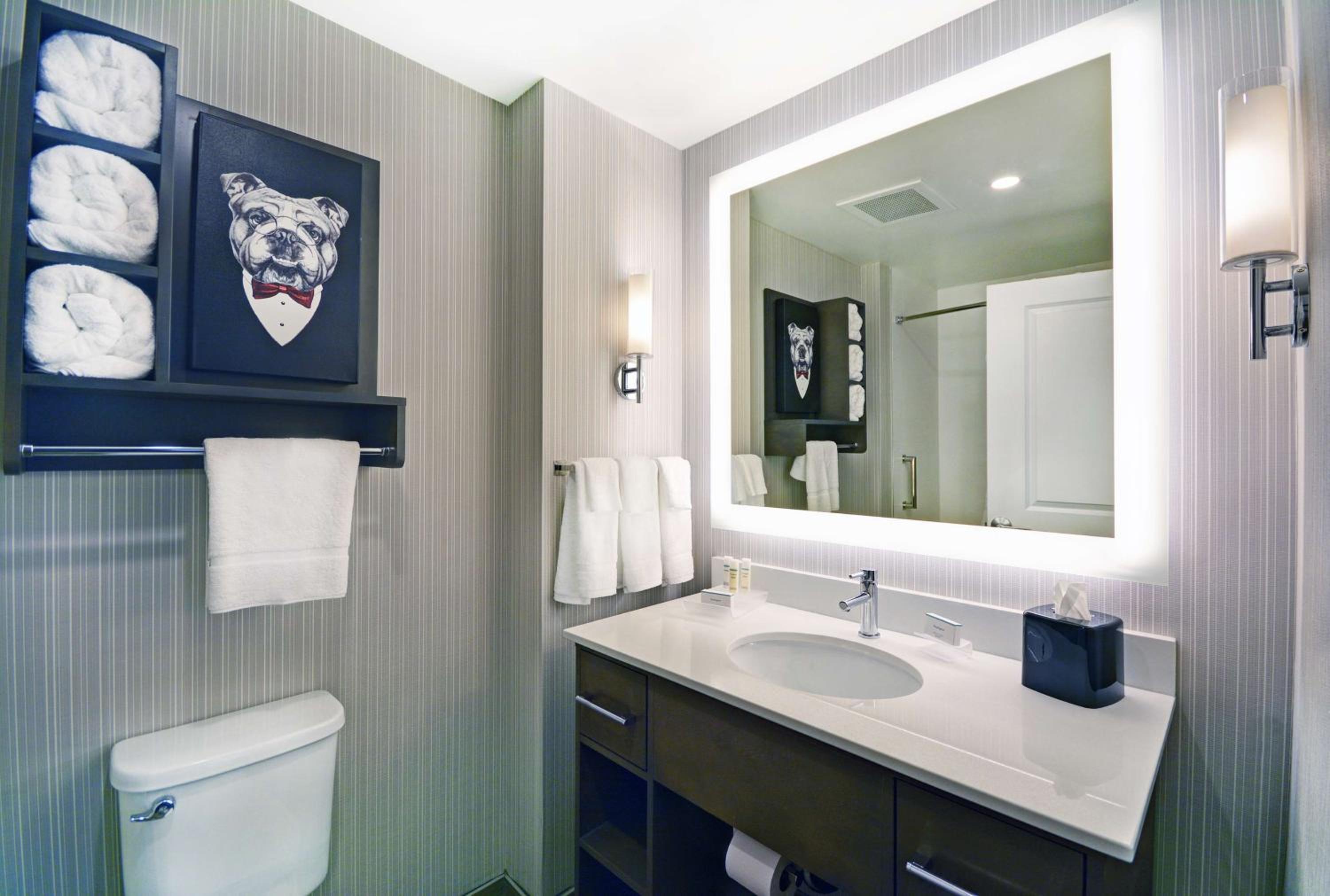 جناح بسريرين كوين بغرفة نوم واحدة مع أريكة، Homewood Suites by Hilton Athens Downtown University Area 4/5