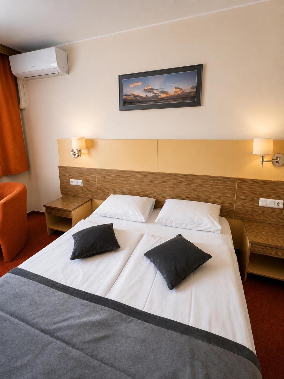 INFO HOTEL 9/50