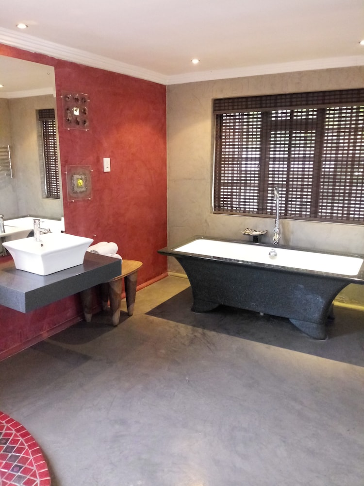 Singa Town Lodge 57/58