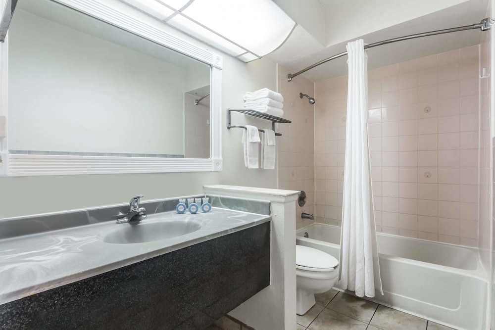 Days Inn & Suites By Wyndham Port Richey 12/45