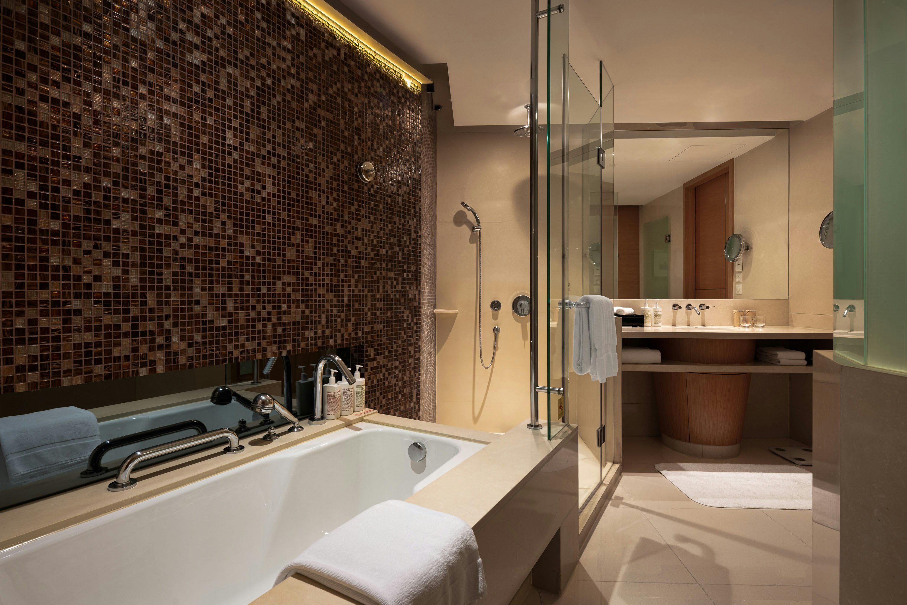 New World Wuhan Hotel 69/70