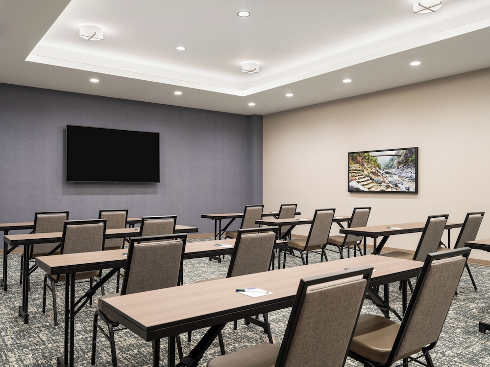 La Quinta Inn and Suites by Wyndham Lincoln 71/84