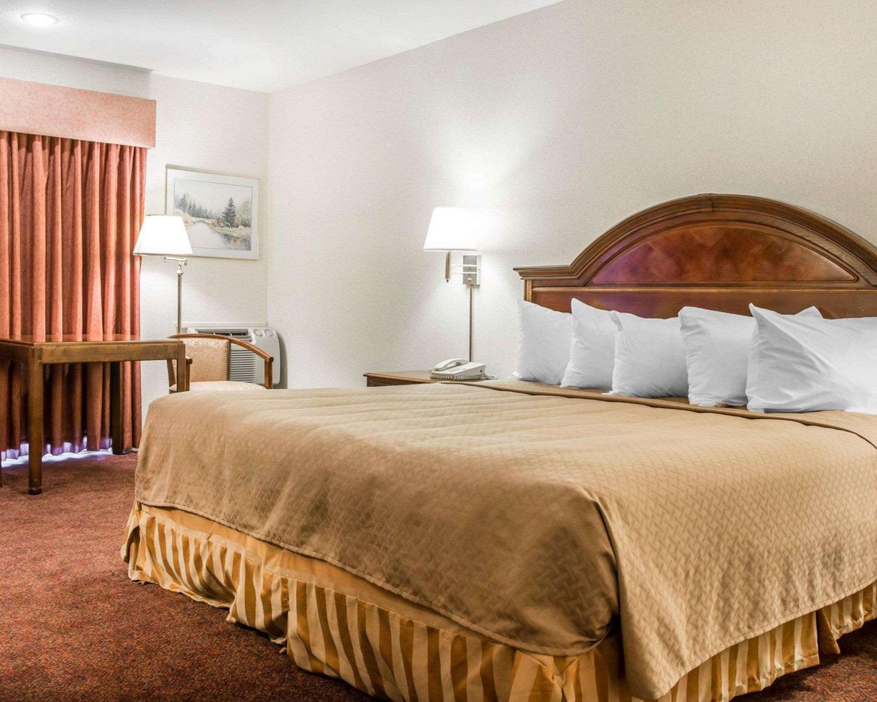 ROOM, KING BED