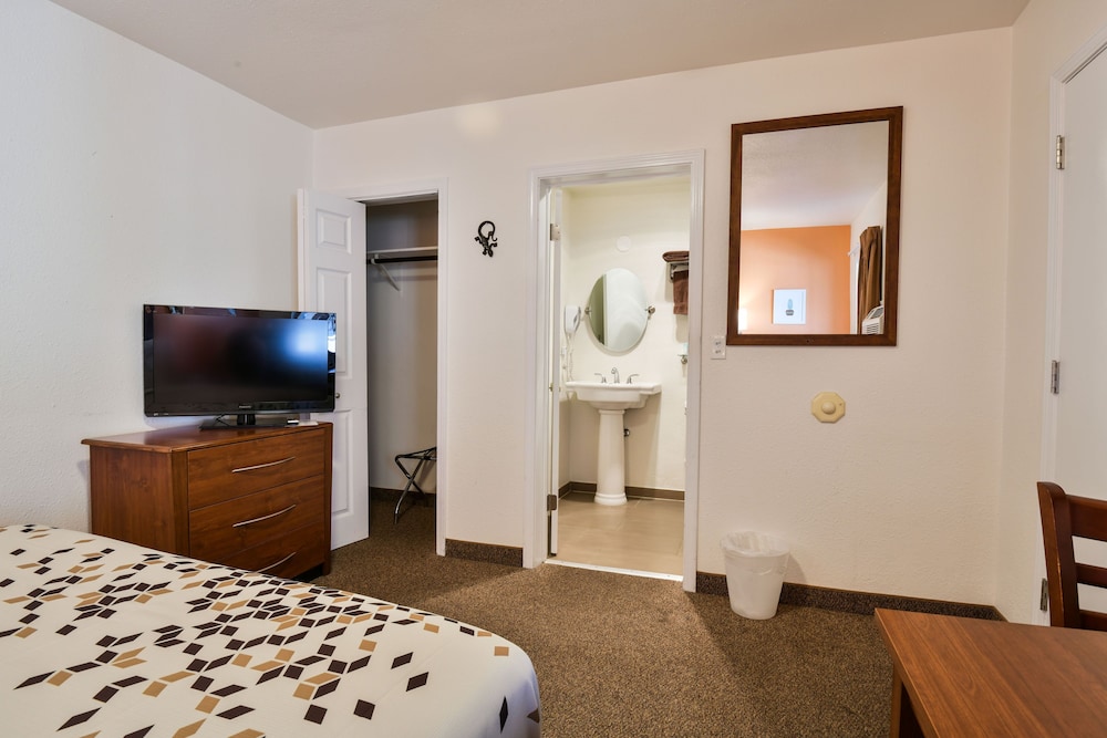 Adventure Inn & Motel 4/43