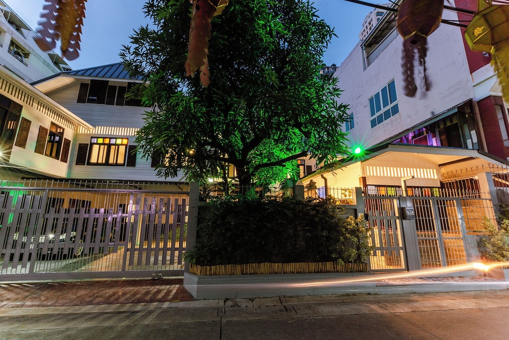 Diff Hostel 70/72