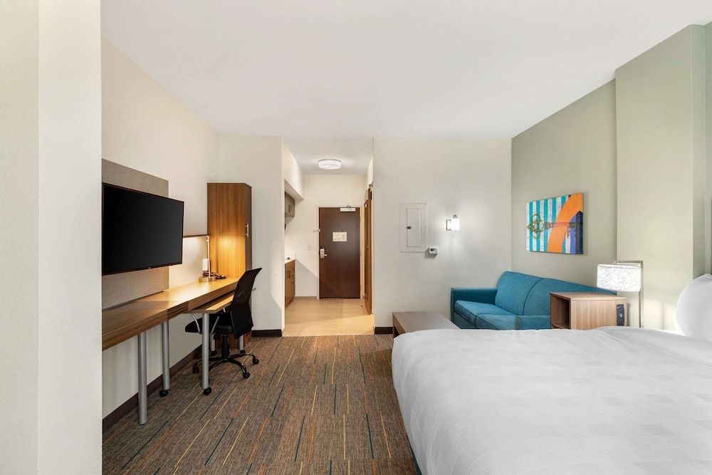Suite, King Bed, Sofa, Accessible