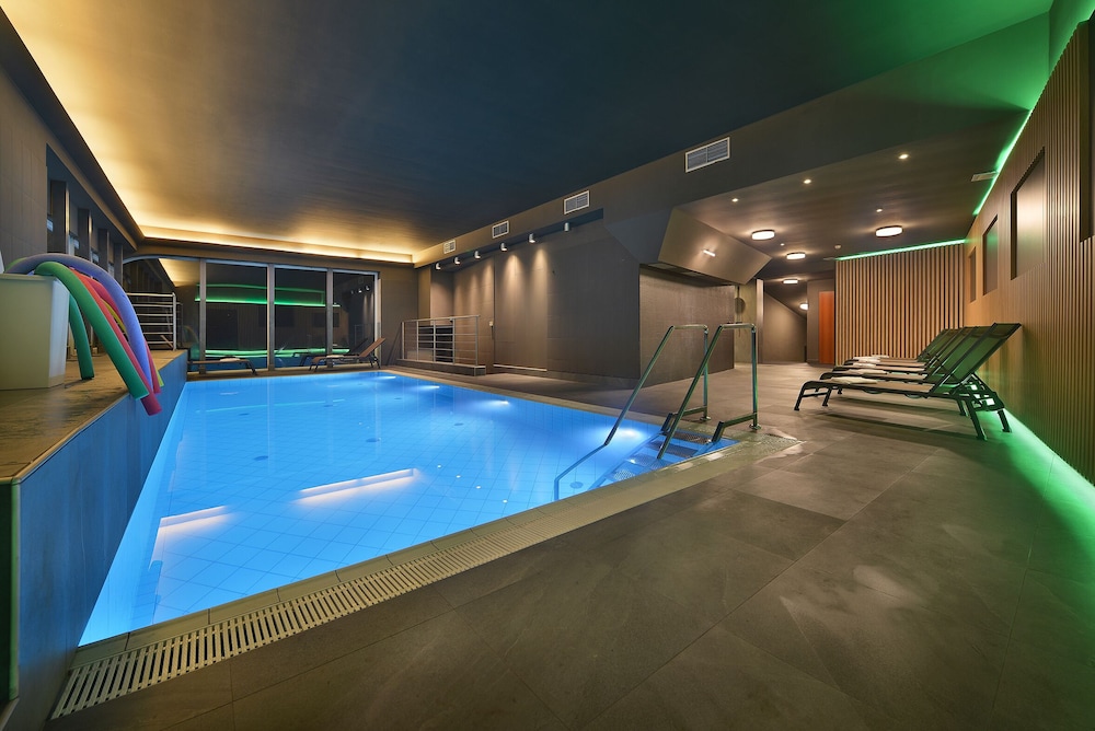 MAXIMILIAN LIFESTYLE RESORT 20/50