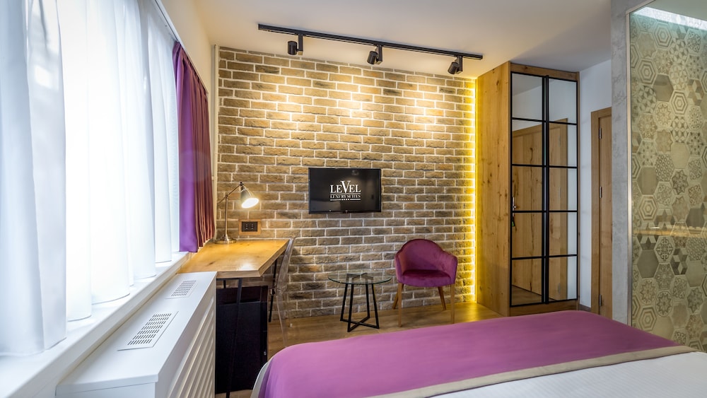Level Luxury Suites 26/55