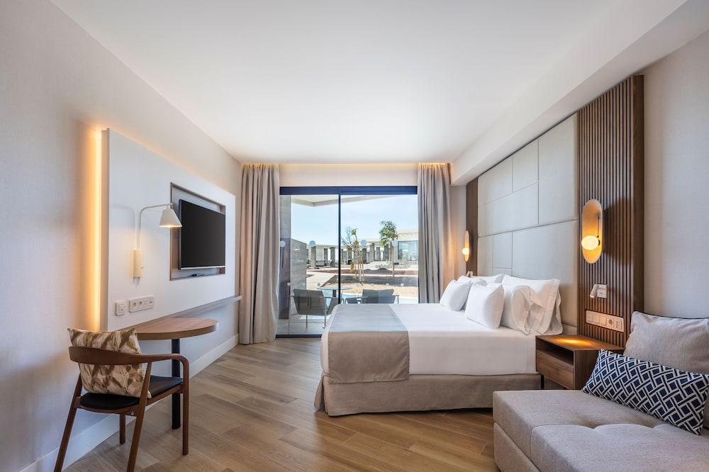 غرفة ديلوكس بسرير كينج بإطلالة جزئية على البحر، Barcelo Playa Blanca Royal Level - Adults Only 2/3