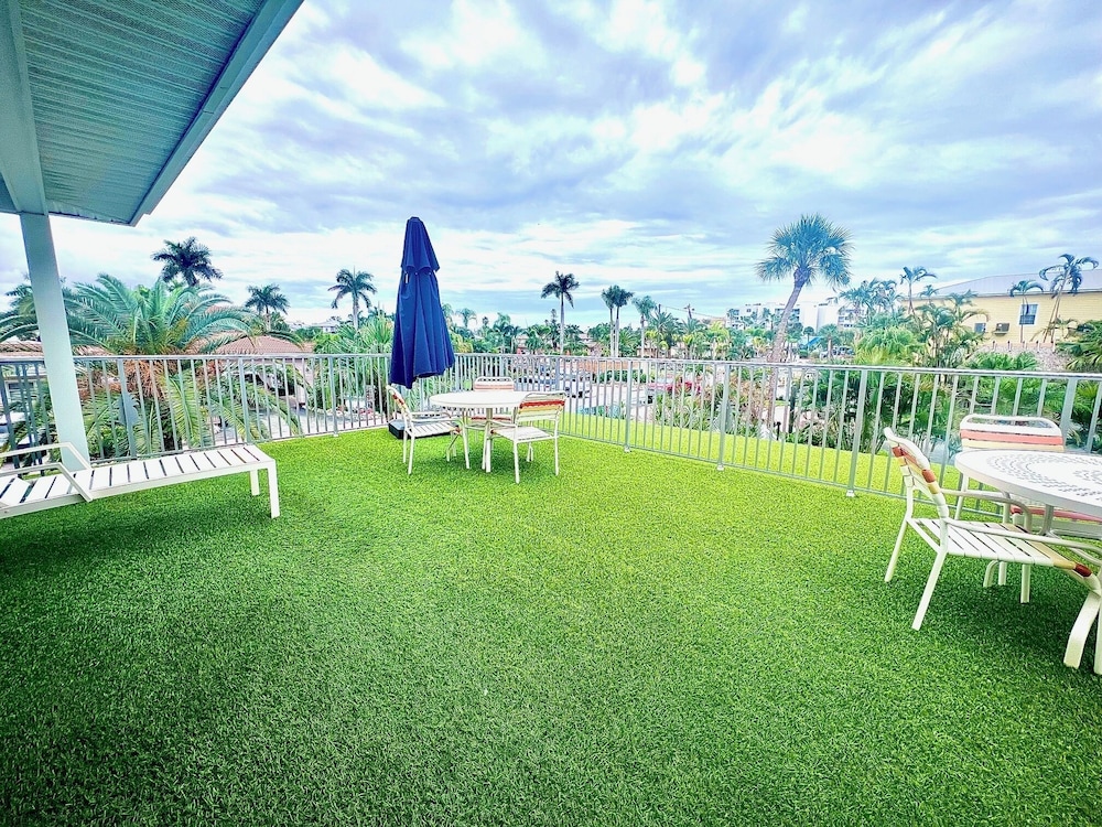 Tropical Beach Resorts 76/79