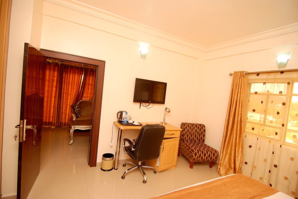 Ayalla Hotels Ltd 30/50