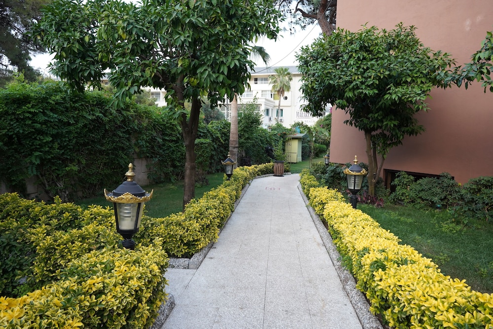 Aleria Belport Beach Hotel 68/71