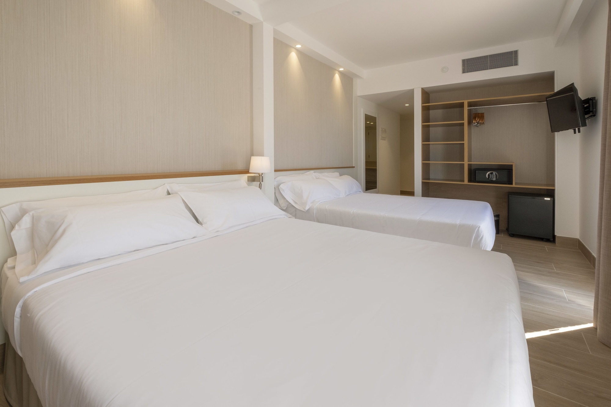 STANDARD, QUEEN BED, SOFA, BALCONY