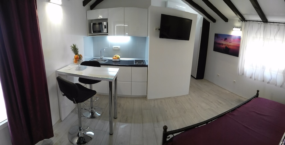 Kuzma Rooms 68/69
