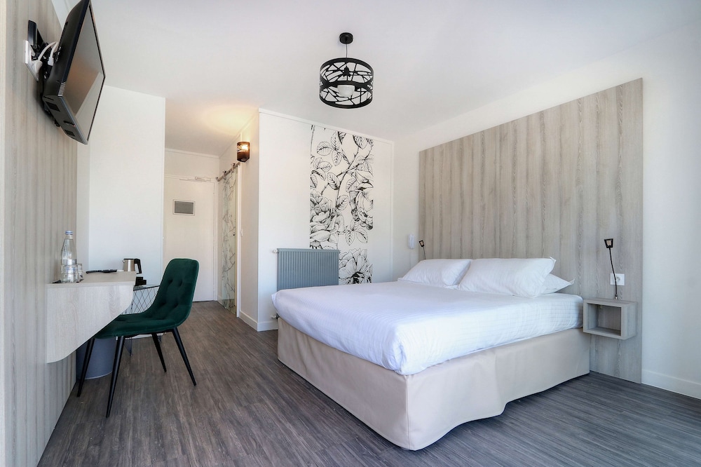 Superior, Queen Bed, Pool Side, Terrace