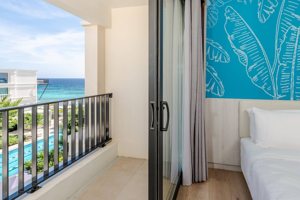 غرفة بسريرين كوين بإطلالة جزئية على البحر، Curacao Marriott Beach Resort 5/7