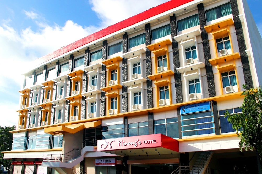 Ninong's Hotel 2/41
