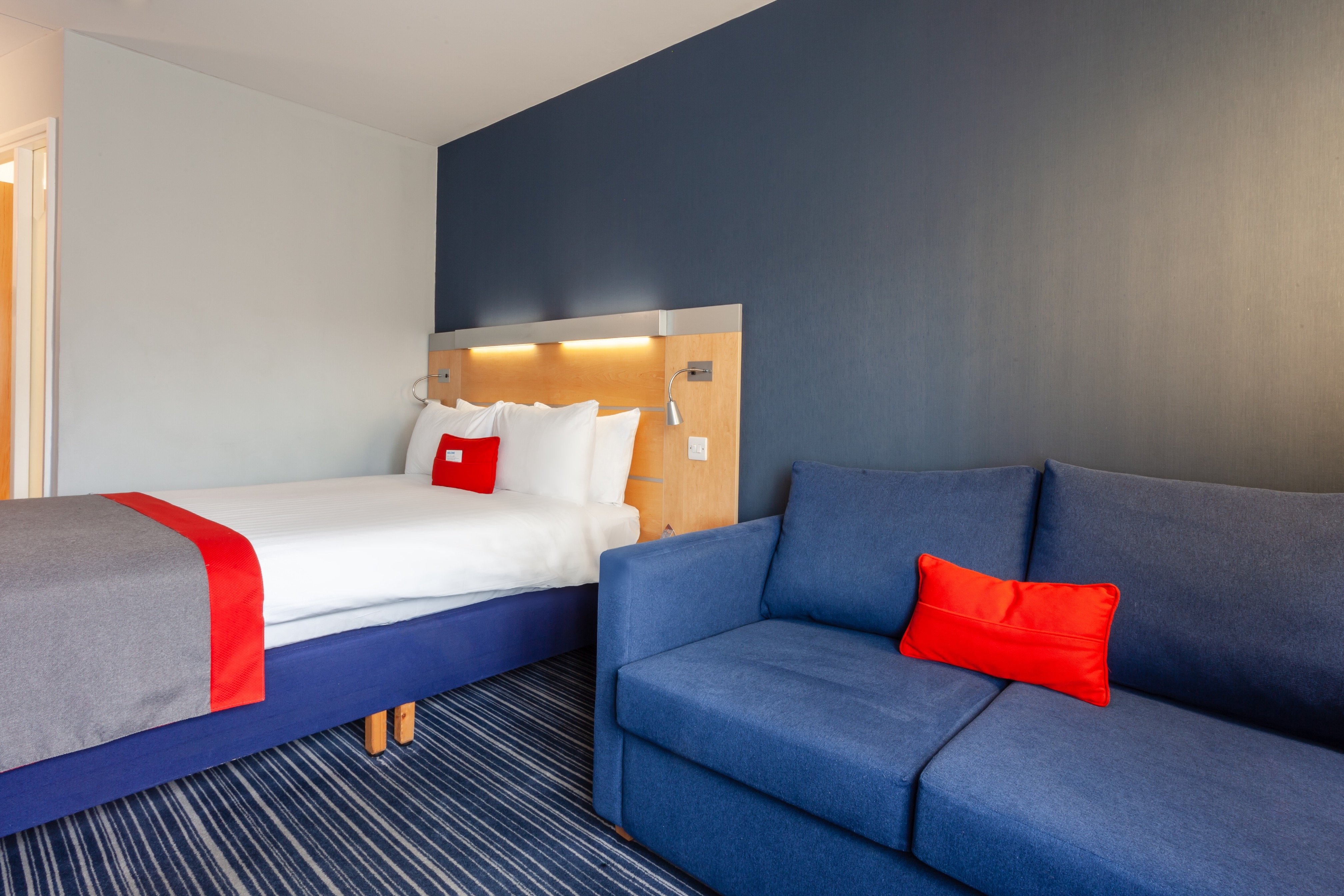 Holiday Inn Express Edinburgh Royal Mile 27/77