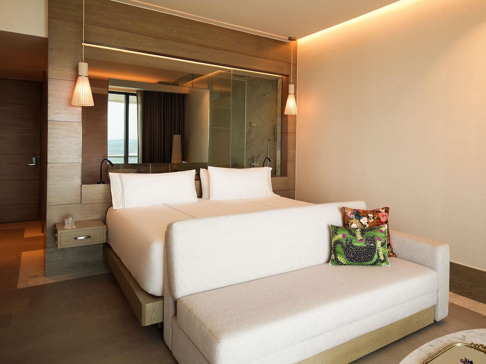 2 Bedrooms, Delight, Style, Family, 1 King and 2 Queen Beds