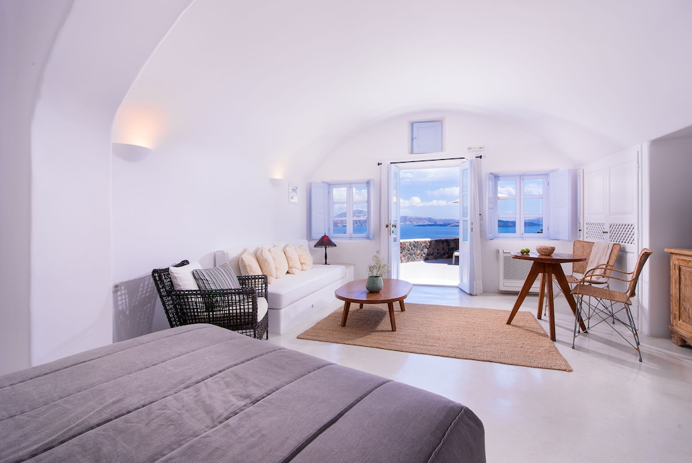 Pezoules of Oia 25/59