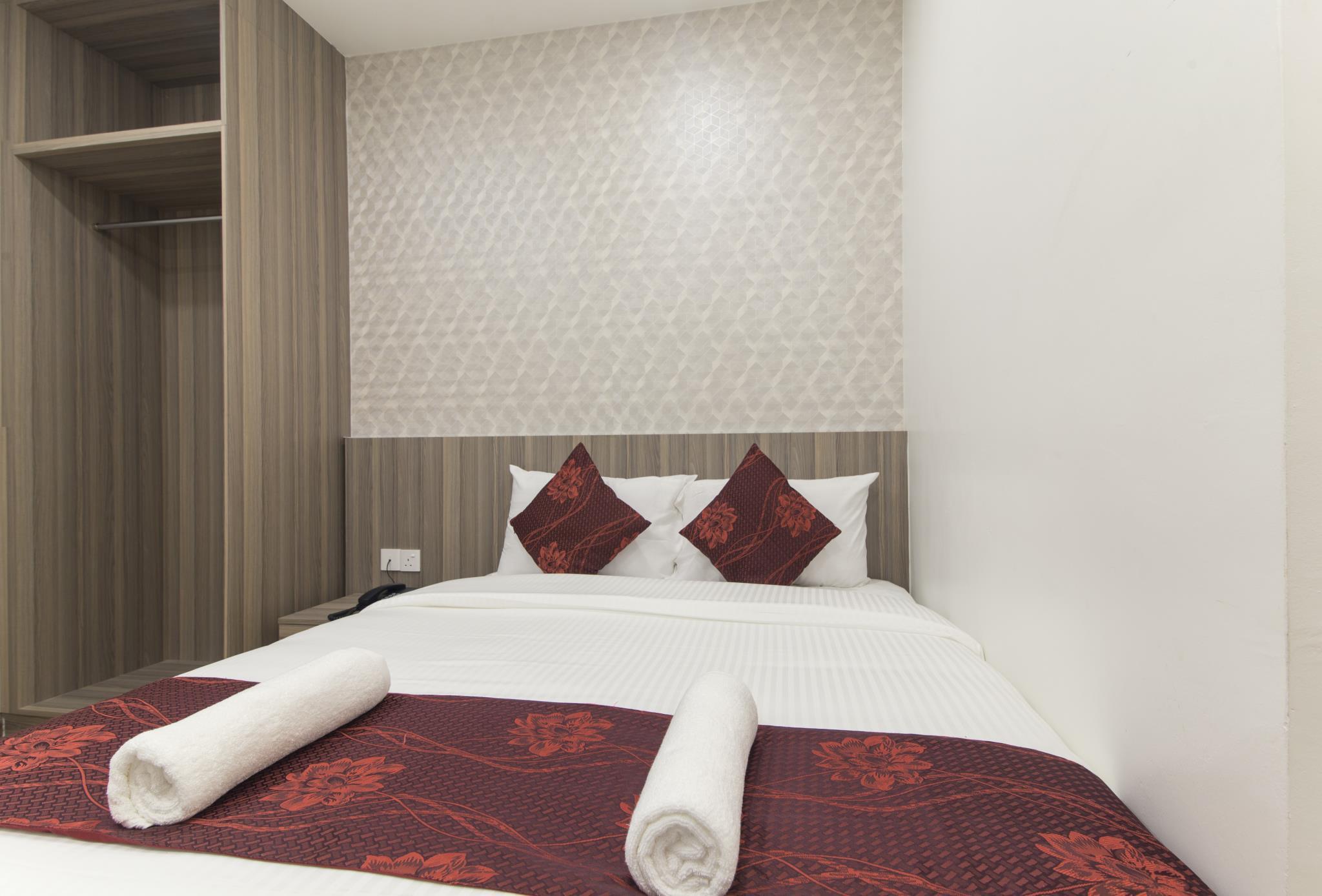 Standard, Queen Bed, No Window