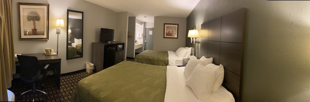 Room, 2 Queen Beds, Pool Side، Quality Inn Mauston I-90 10/10
