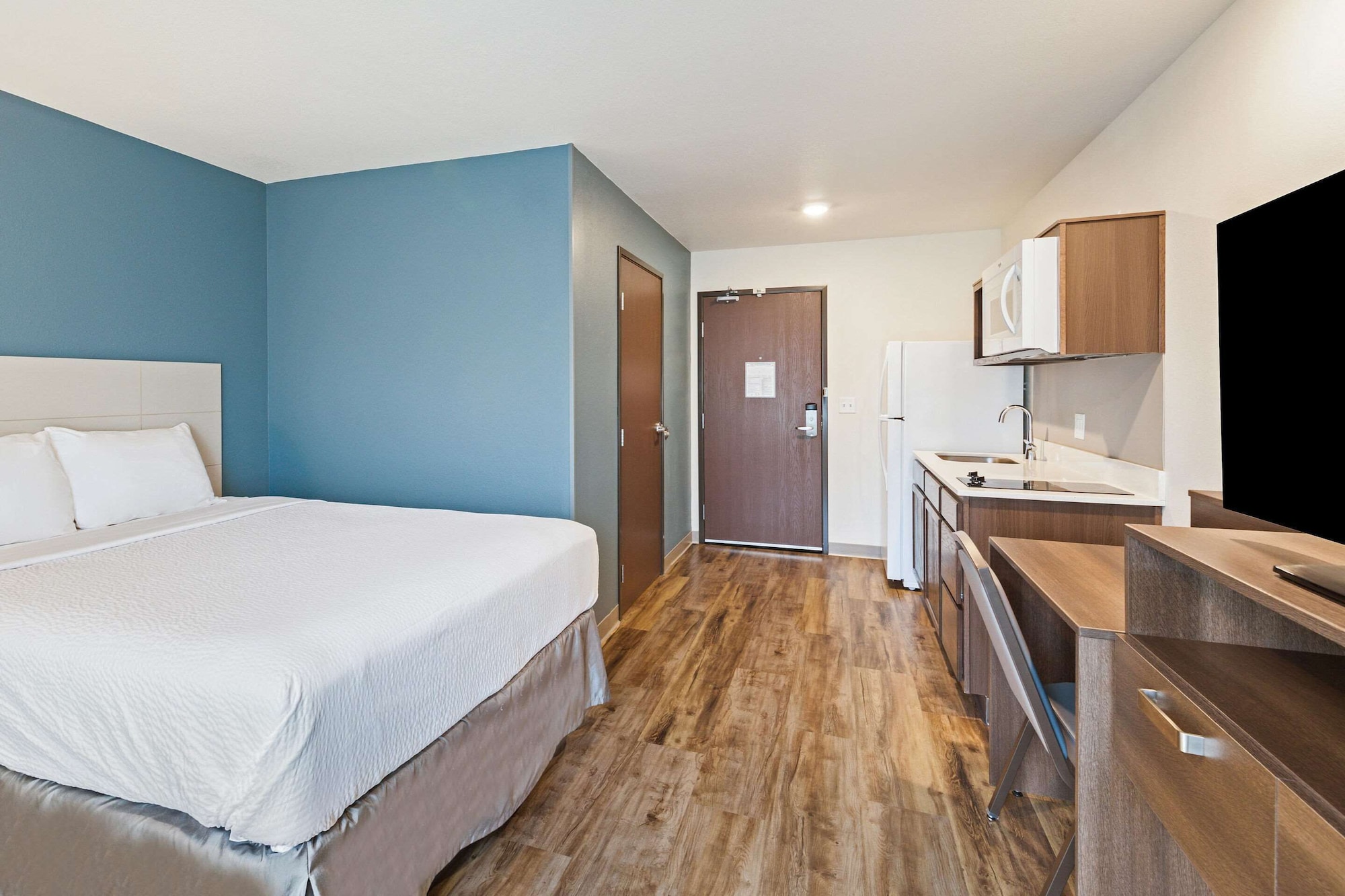 غرفة بسرير كوين بحوض استحمام لذوي الإعاقة، WoodSpring Suites Davenport Quad Cities 2/3