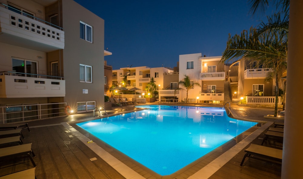 Golden Bay Suites 8/67