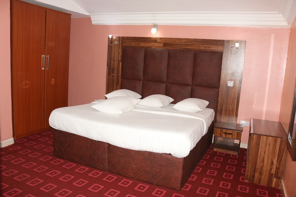Royal Charlin Hotel And Suites 13/24