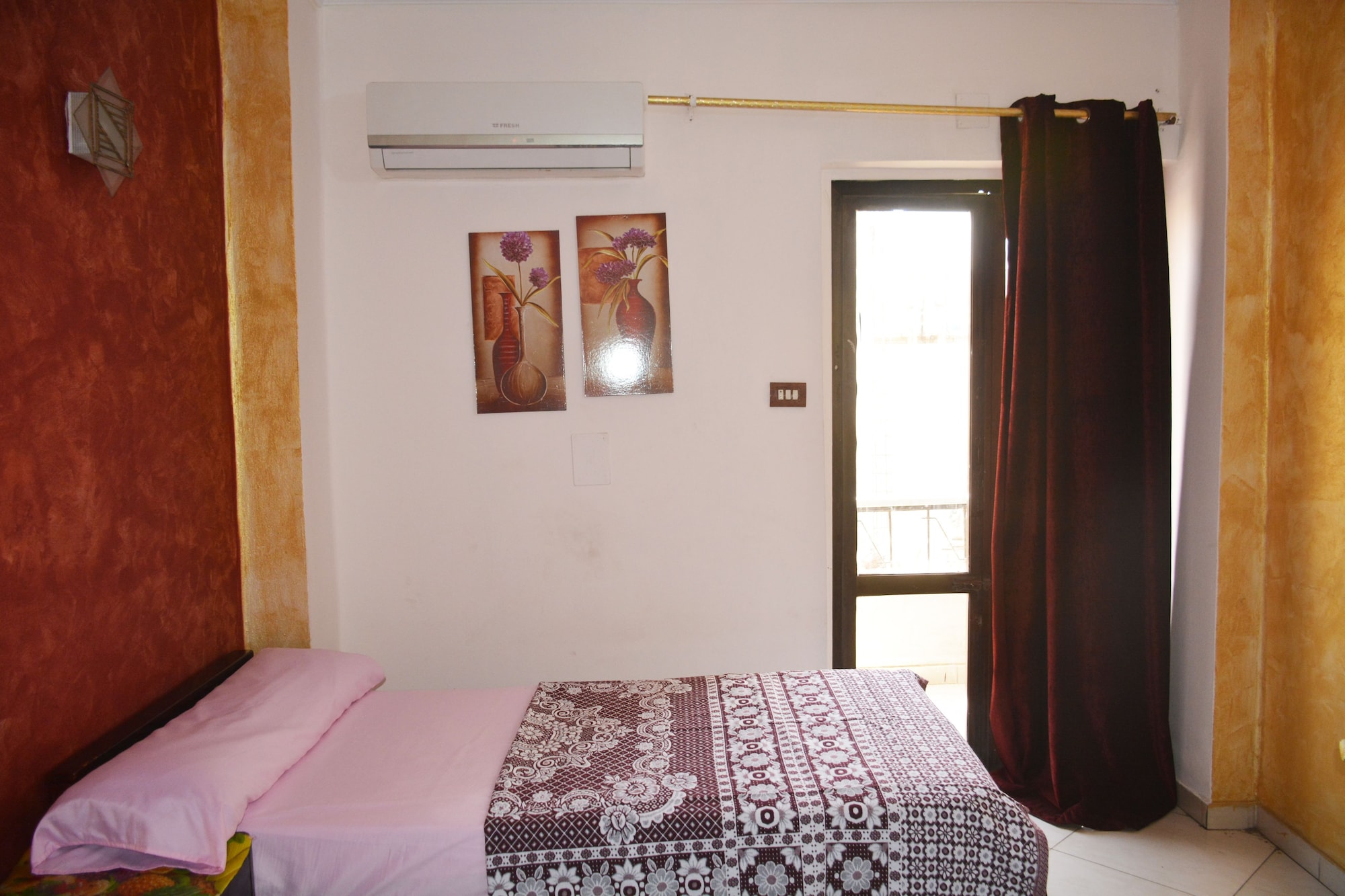 ROOM, TWIN BEDS