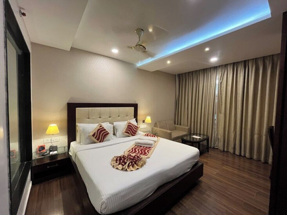 OYO Premium JHV Mall Cantonment 13/30