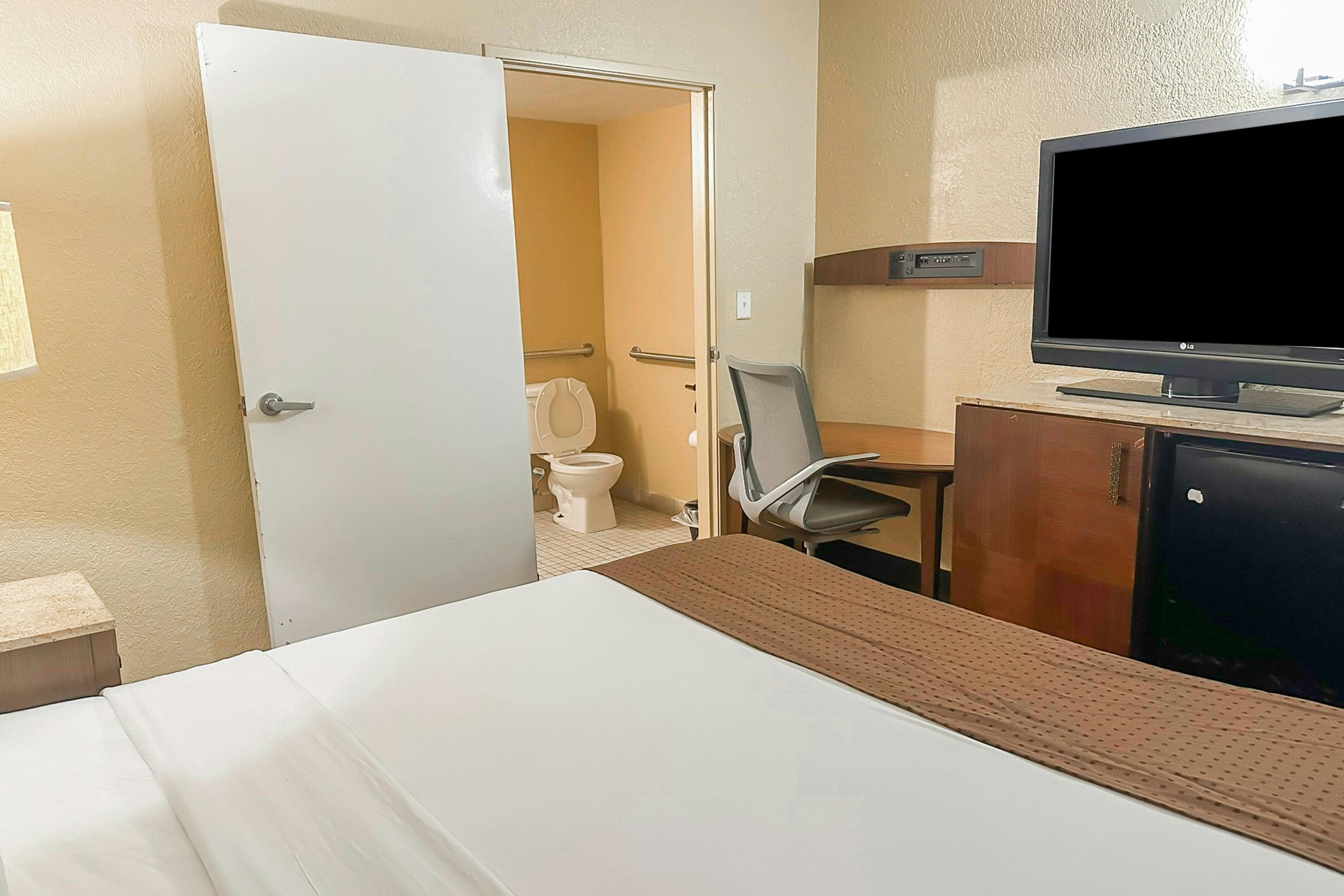 OYO Hotel Mobile AL I-65 at Airport Blvd 28/67