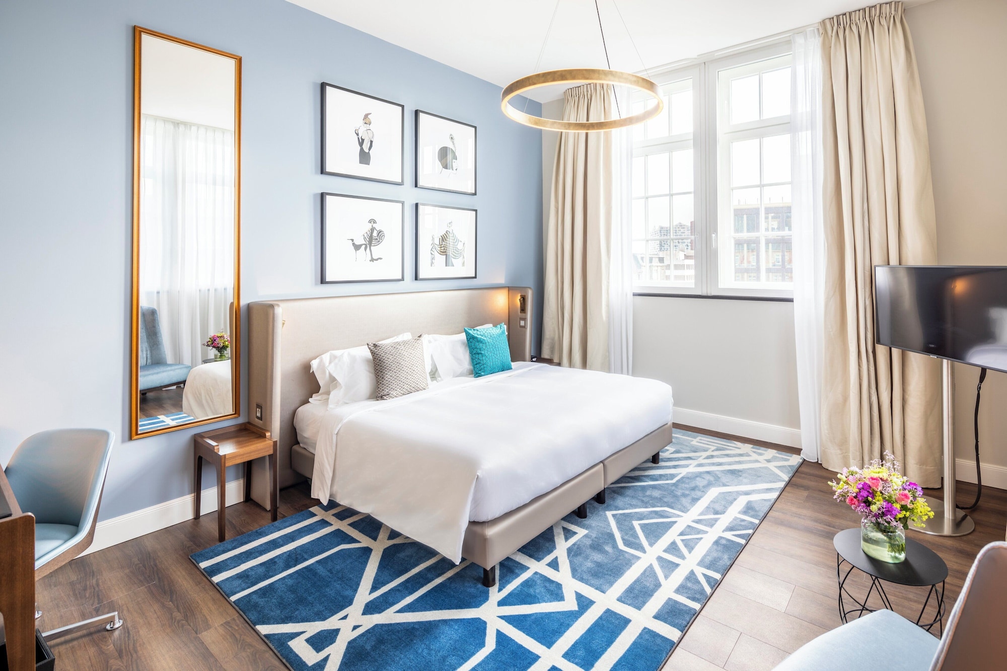 EXECUTIVE, SUITE